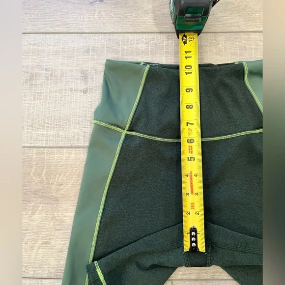 GOOD AMERICAN the dual life tonal biker shorts in heathered forest size 0 - Picture 12 of 14